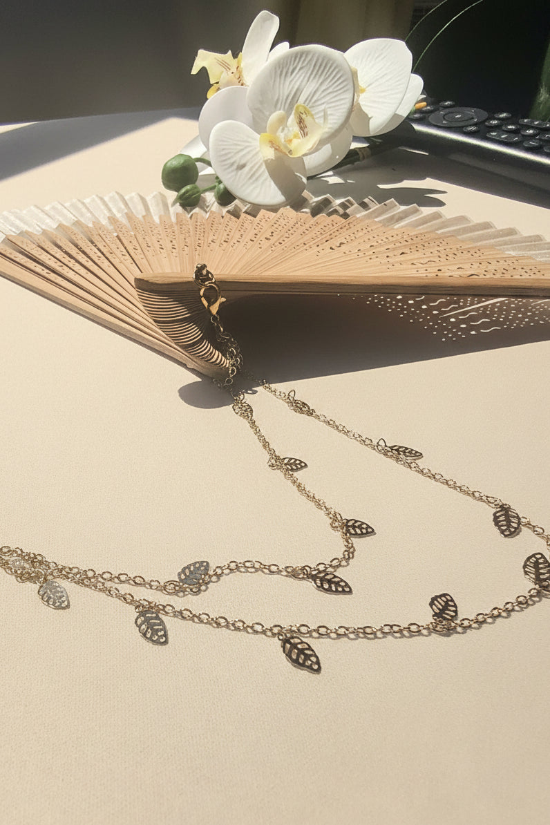 Abanico de Mano de Bambú y Tela – Elegancia Natural y Estilo Minimalista diseño de hojas con funda