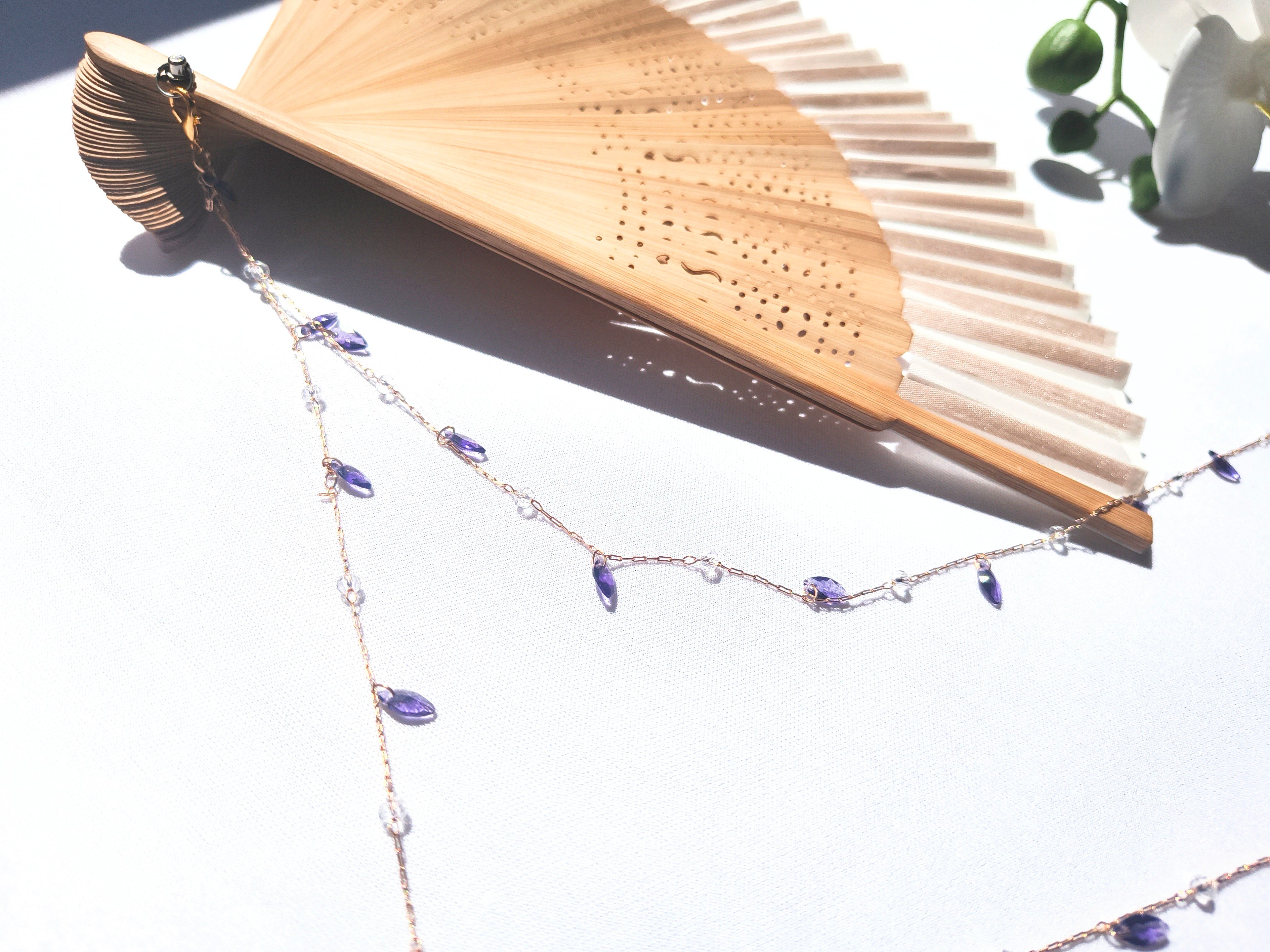 Abanico de Mano de Bambú y Tela – Elegancia Natural y Estilo Minimalista collar piedra natural morado