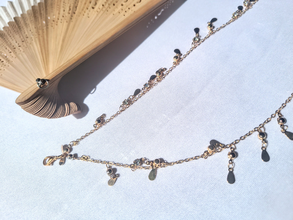 Abanico de Mano de Bambú y Tela – Elegancia Natural y Estilo Minimalista collar brillantes dorado