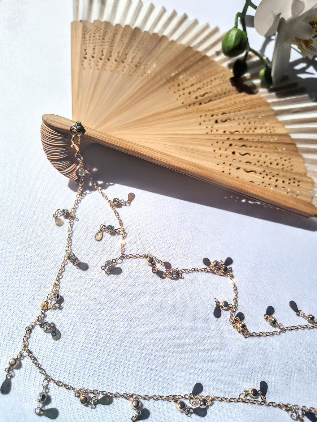 Abanico de Mano de Bambú y Tela – Elegancia Natural y Estilo Minimalista collar brillantes dorado