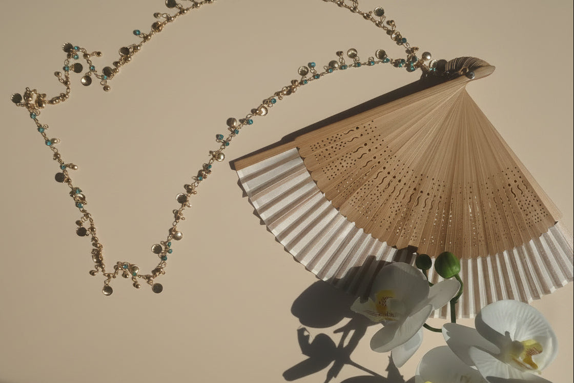 Abanico de fiesta colgante de Bambú y Tela – Elegancia Natural y Estilo Minimalista con piedras turquesa