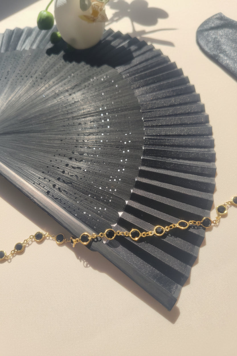 Abanico de Mano de Bambú y Tela – Elegancia Natural y Estilo Minimalista ideal para eventos con piedras negras