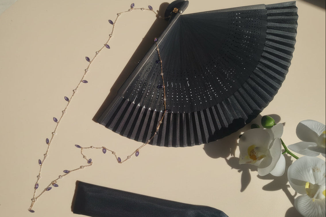 Abanico colgante de Bambú y Tela – Elegancia Natural y Estilo Minimalista con piedras de color morado