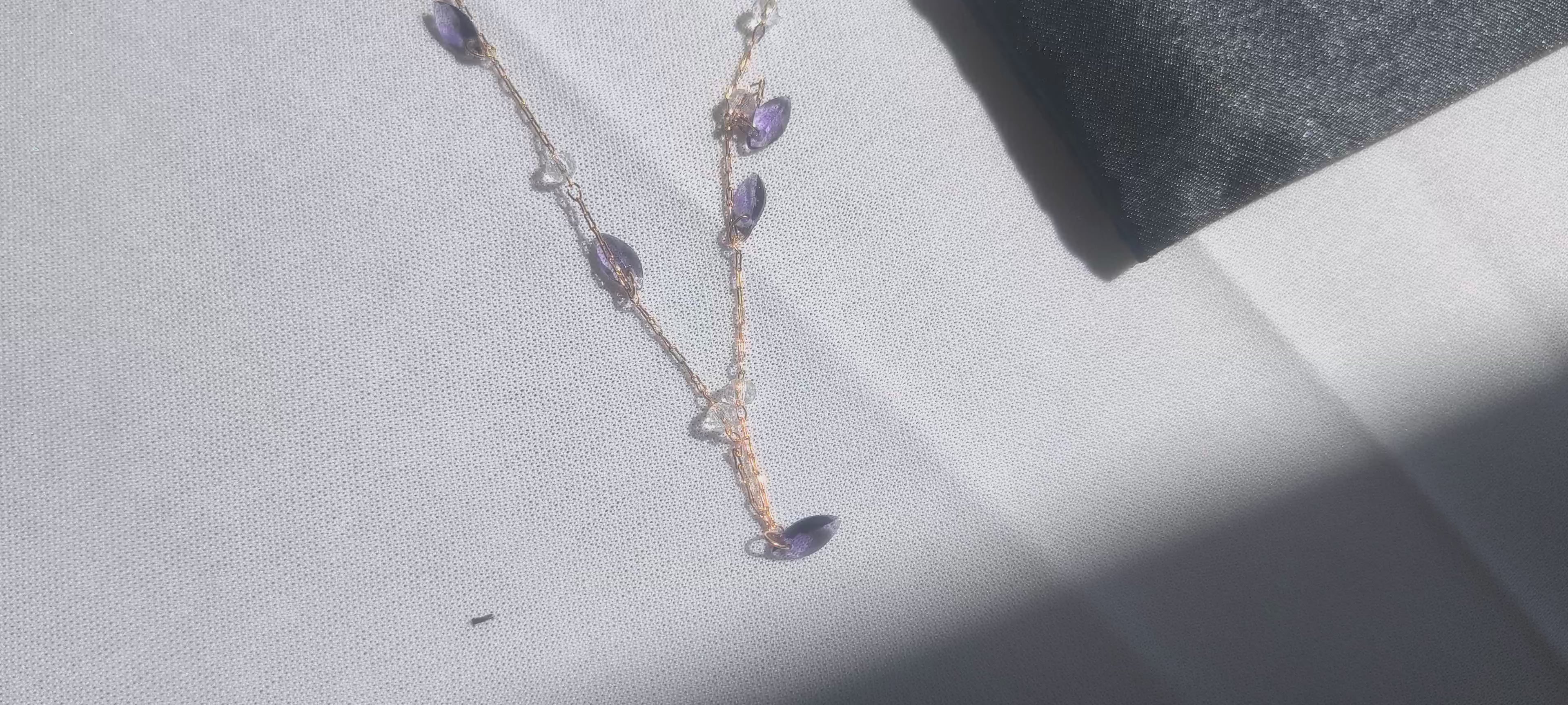 Abanico colgante de Bambú y Tela – Elegancia Natural y Estilo Minimalista con piedras de color morado
