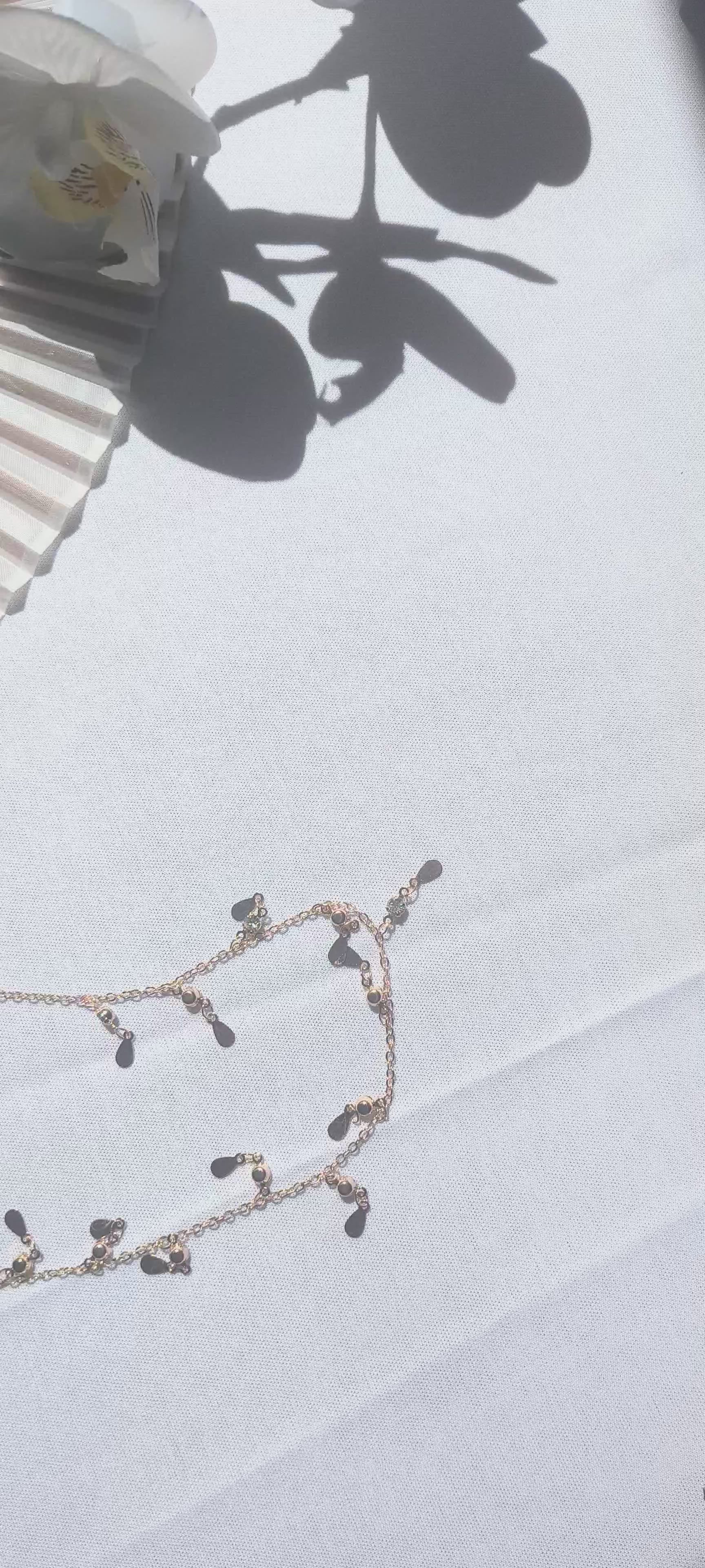Abanico de Mano de Bambú y Tela – Elegancia Natural y Estilo Minimalista collar brillantes dorado