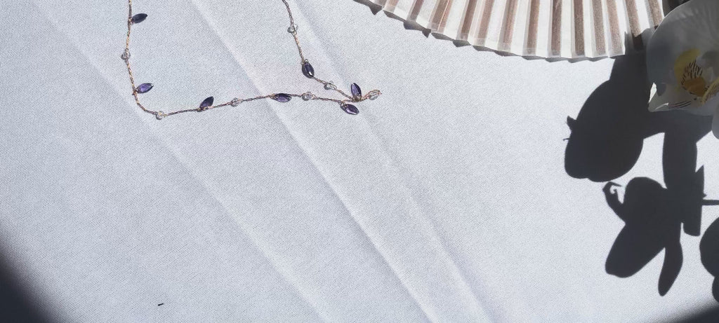 Abanico de Mano de Bambú y Tela – Elegancia Natural y Estilo Minimalista collar piedra natural morado
