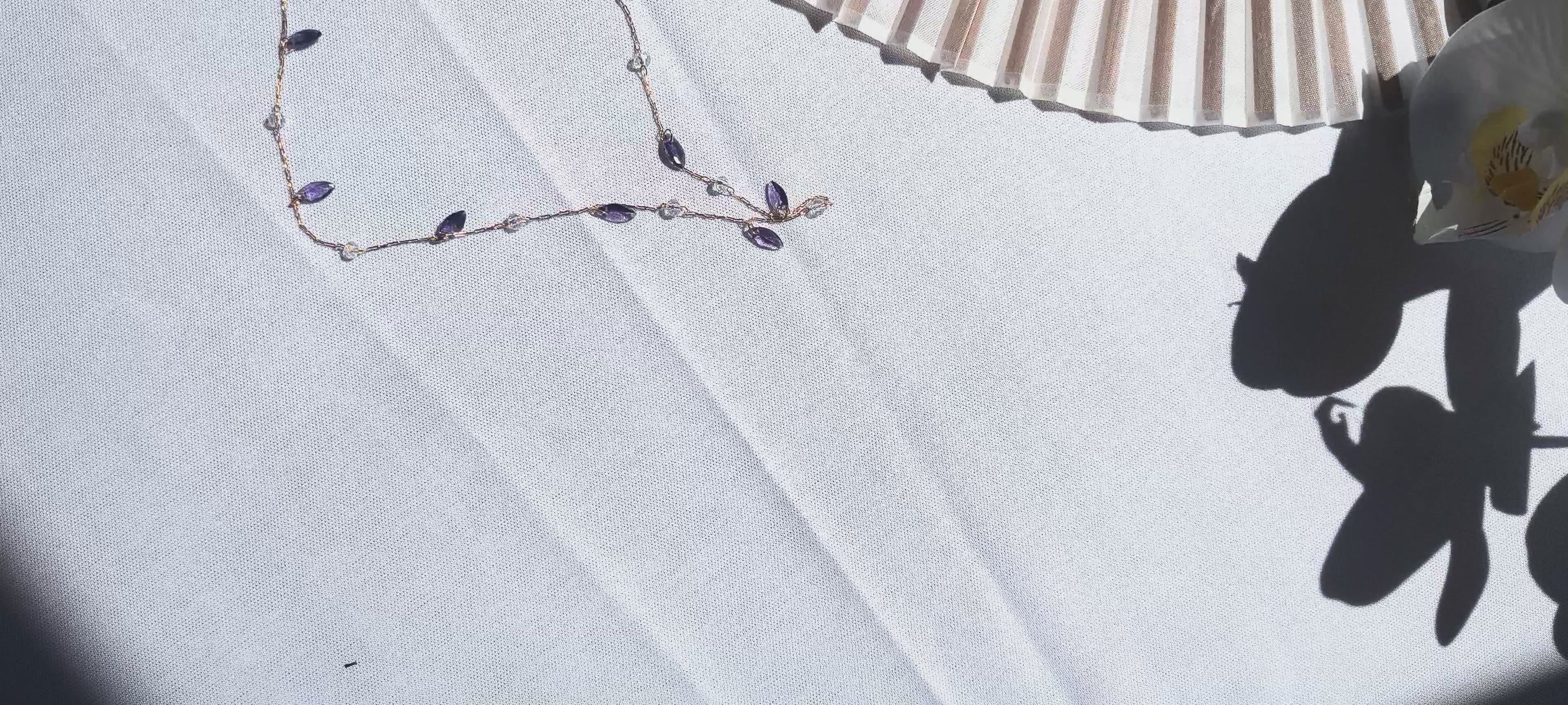 Abanico de Mano de Bambú y Tela – Elegancia Natural y Estilo Minimalista collar piedra natural morado