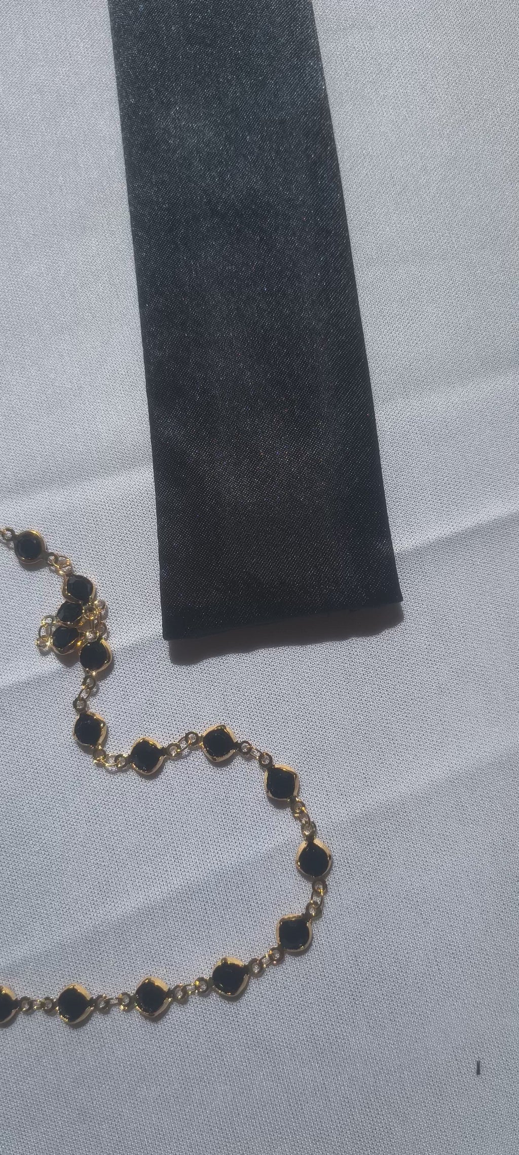 Abanico de Mano de Bambú y Tela – Elegancia Natural y Estilo Minimalista ideal para eventos con piedras negras