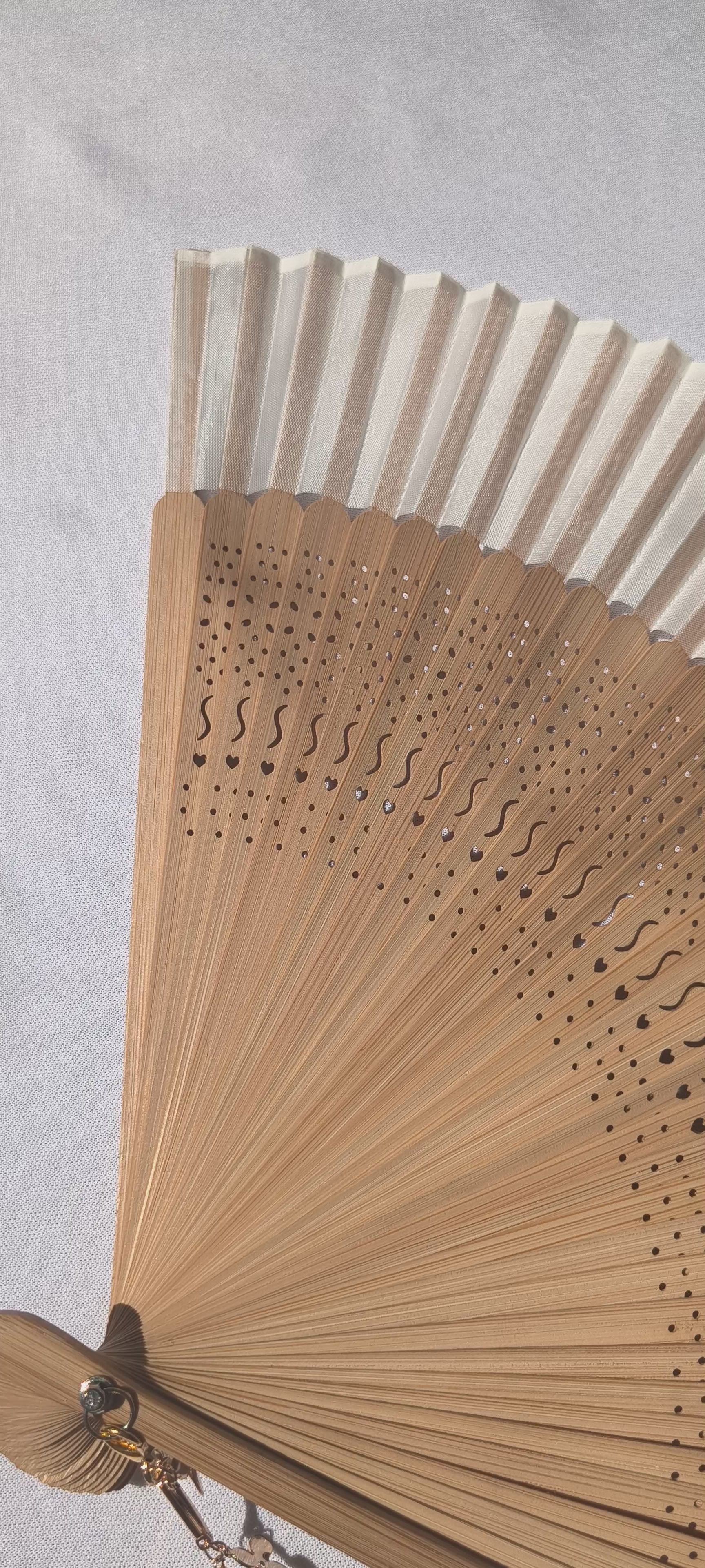 Abanico de Mano de Bambú y Tela – Elegancia Natural y Estilo con cadena