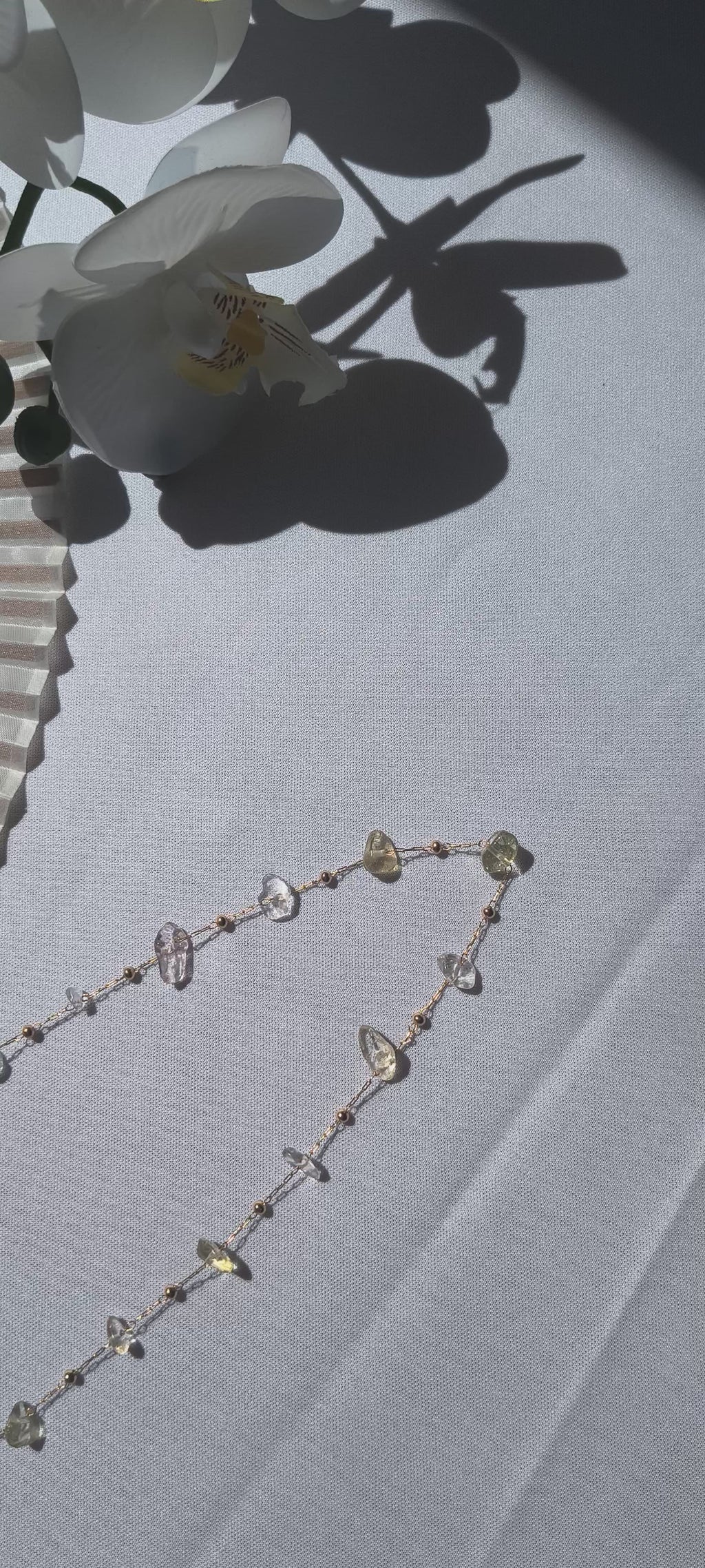 Abanico de Mano de Bambú y Tela – Elegancia Natural y Estilo Minimalista piedras naturales con cadena