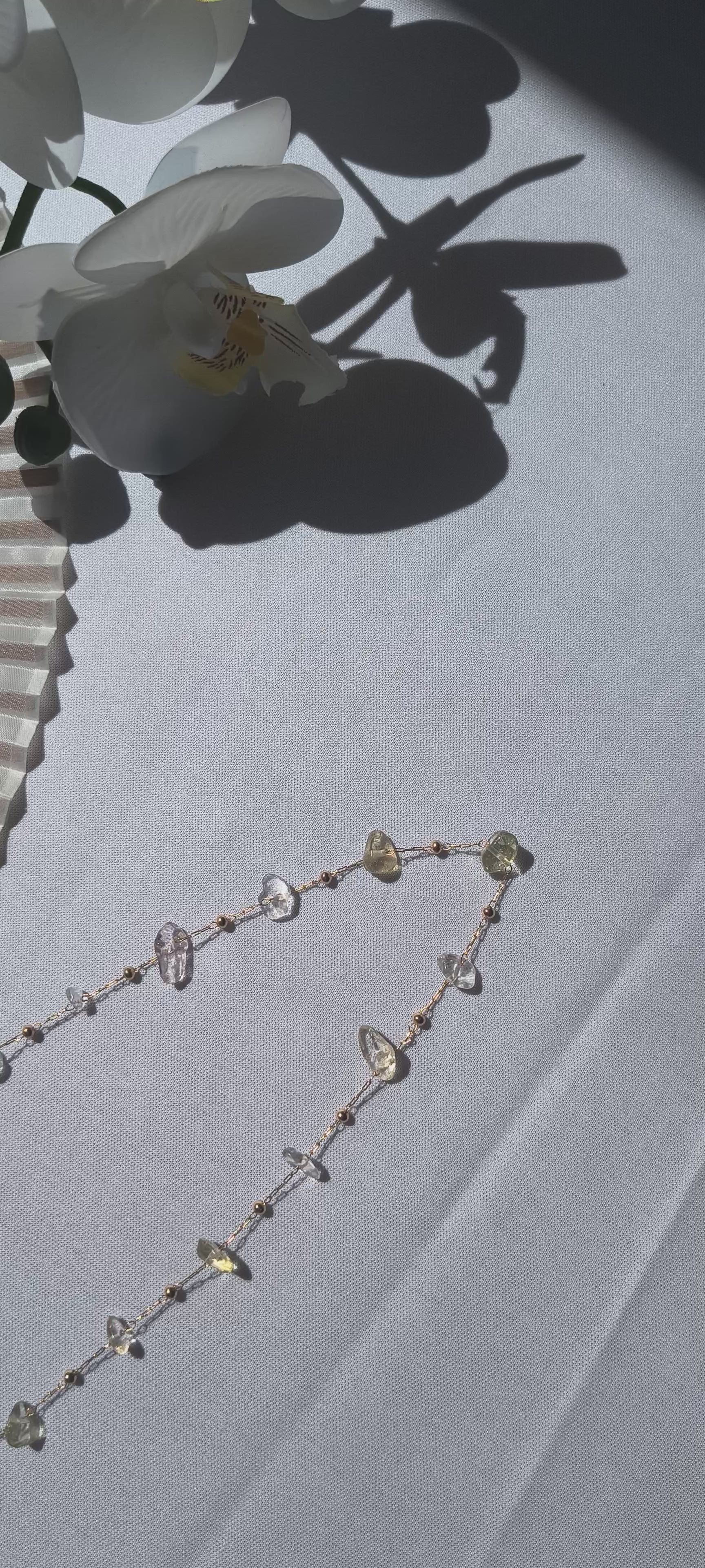 Abanico de Mano de Bambú y Tela – Elegancia Natural y Estilo Minimalista piedras naturales con cadena