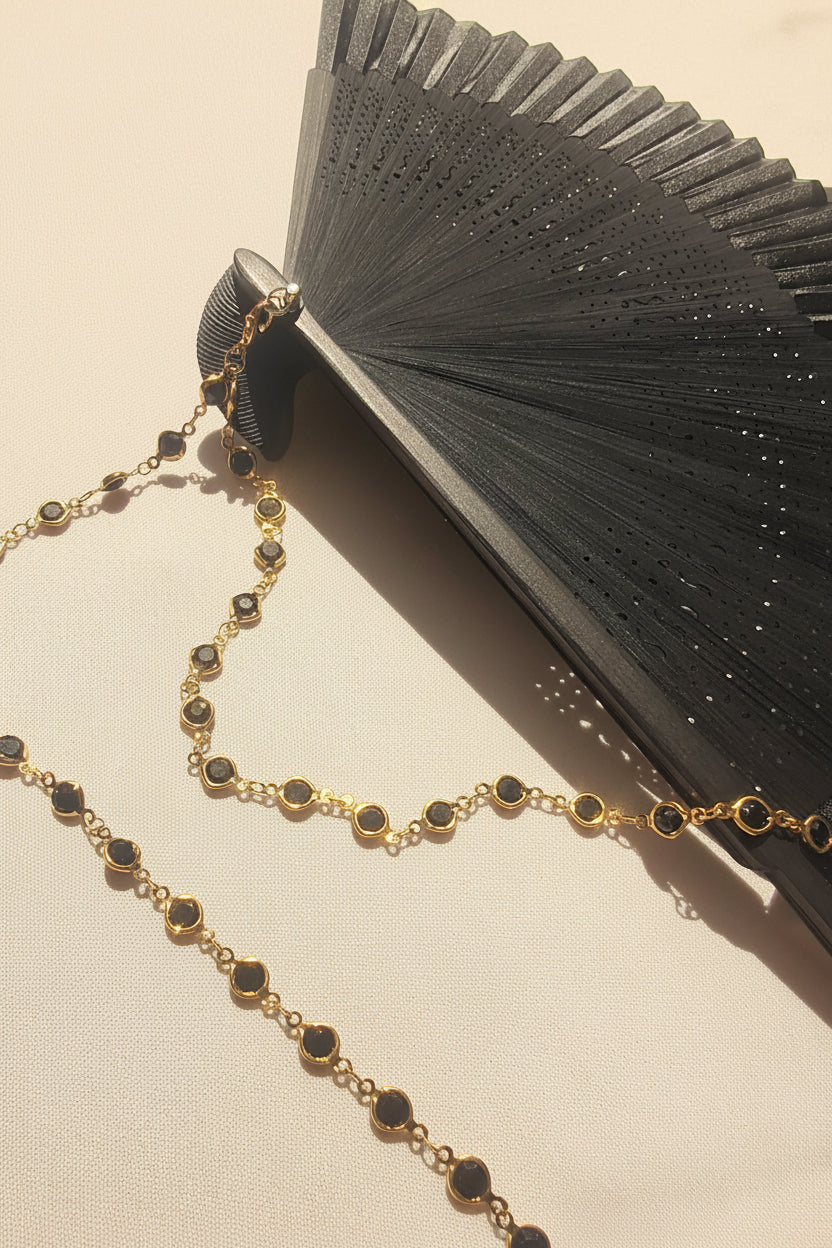 Abanico de Mano de Bambú y Tela – Elegancia Natural y Estilo Minimalista ideal para eventos con piedras negras