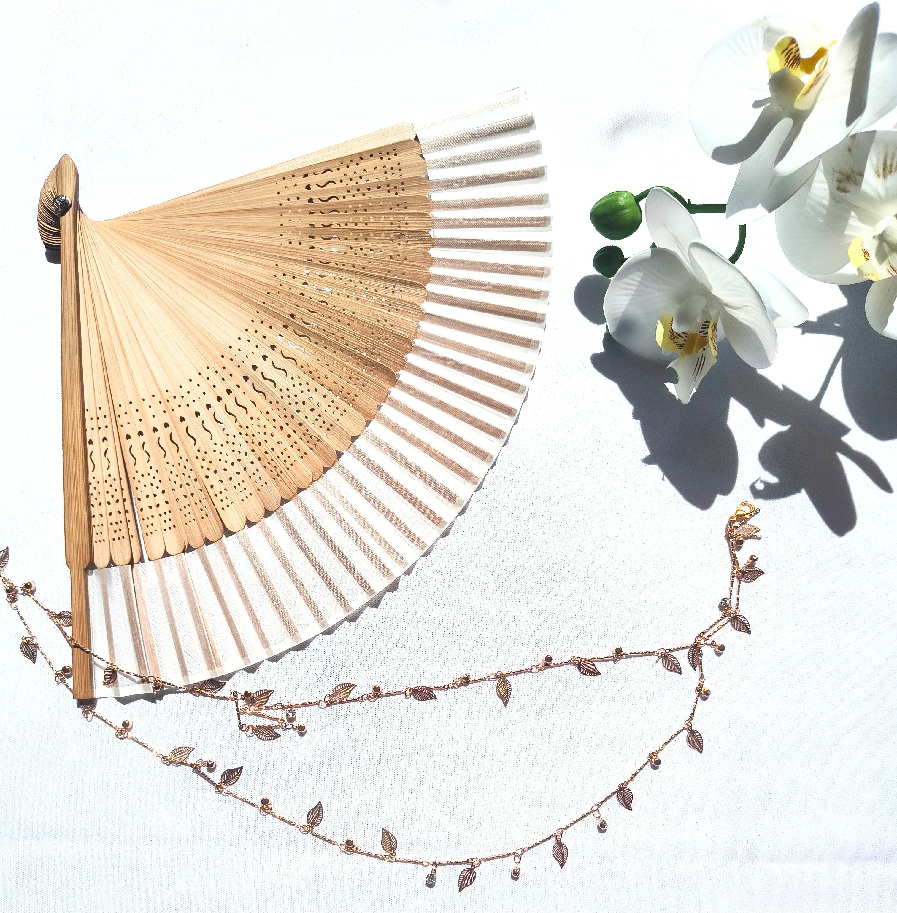 Abanico de Mano de Bambú y Tela – Elegancia Natural y Estilo Minimalista