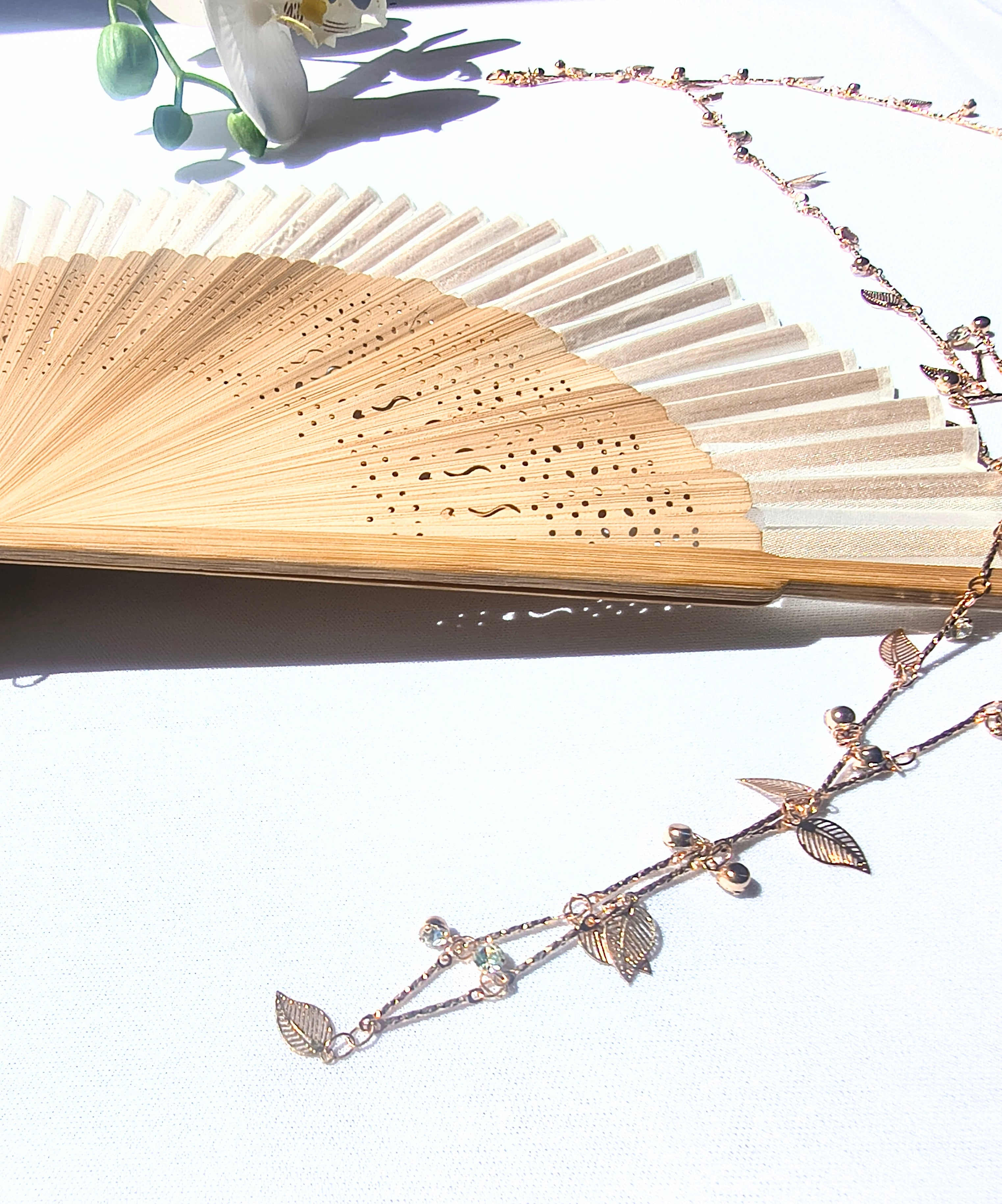 Abanico de fiesta colgante de Bambú y Tela – Elegancia Natural y Estilo Minimalista para fiestas y eventos
