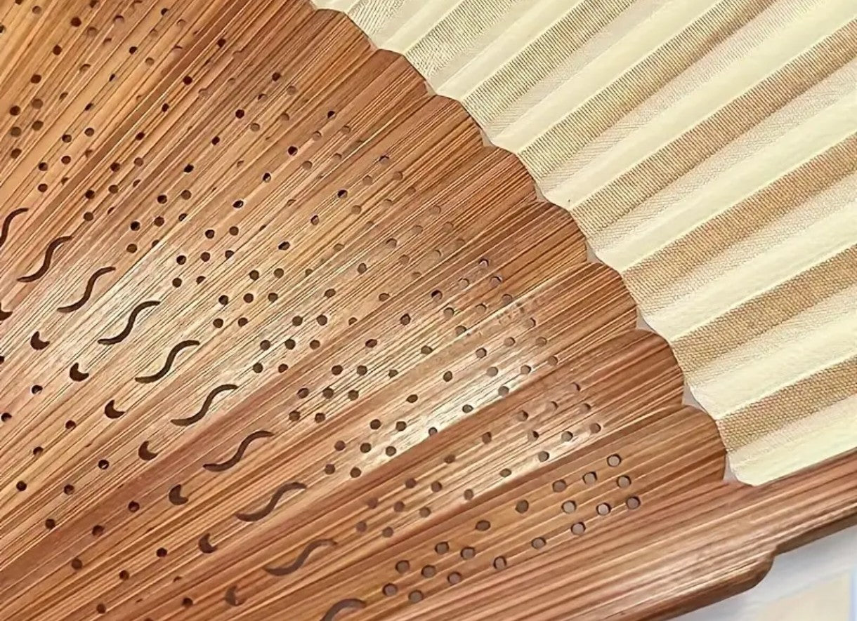 Abanico de Mano de Bambú y Tela – Elegancia Natural y Estilo Minimalista