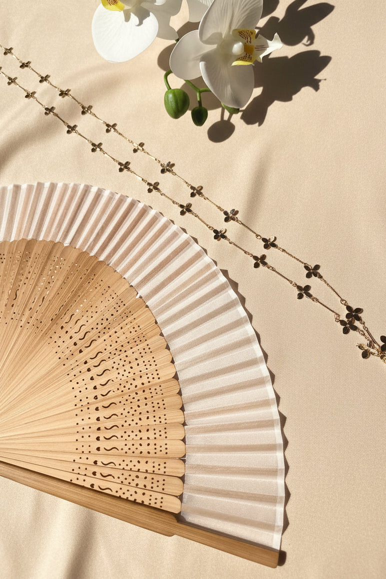 Abanico de Mano de Bambú y Tela – Elegancia Natural y Estilo con cadena