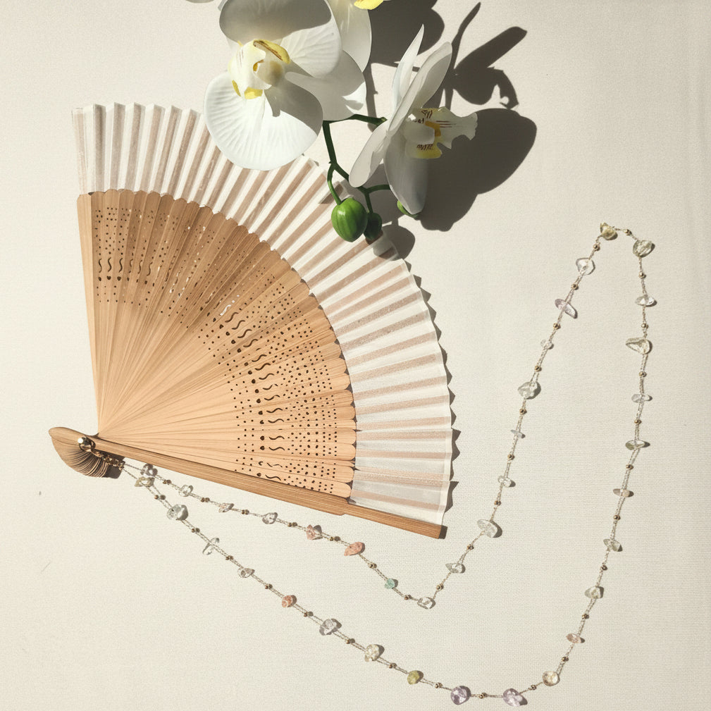 Abanico de Mano de Bambú y Tela – Elegancia Natural y Estilo Minimalista piedras naturales con cadena