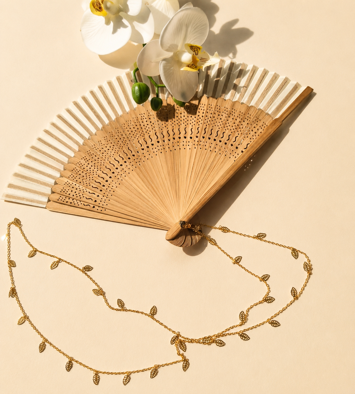 Abanico de Mano de Bambú y Tela – Elegancia Natural y Estilo Minimalista diseño de hojas con funda