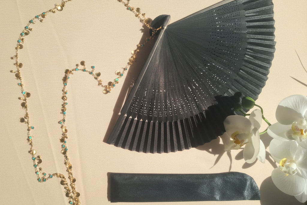 Abanico de Mano de Bambú y Tela – Elegancia Natural y Estilo Minimalista con piedras turquesa