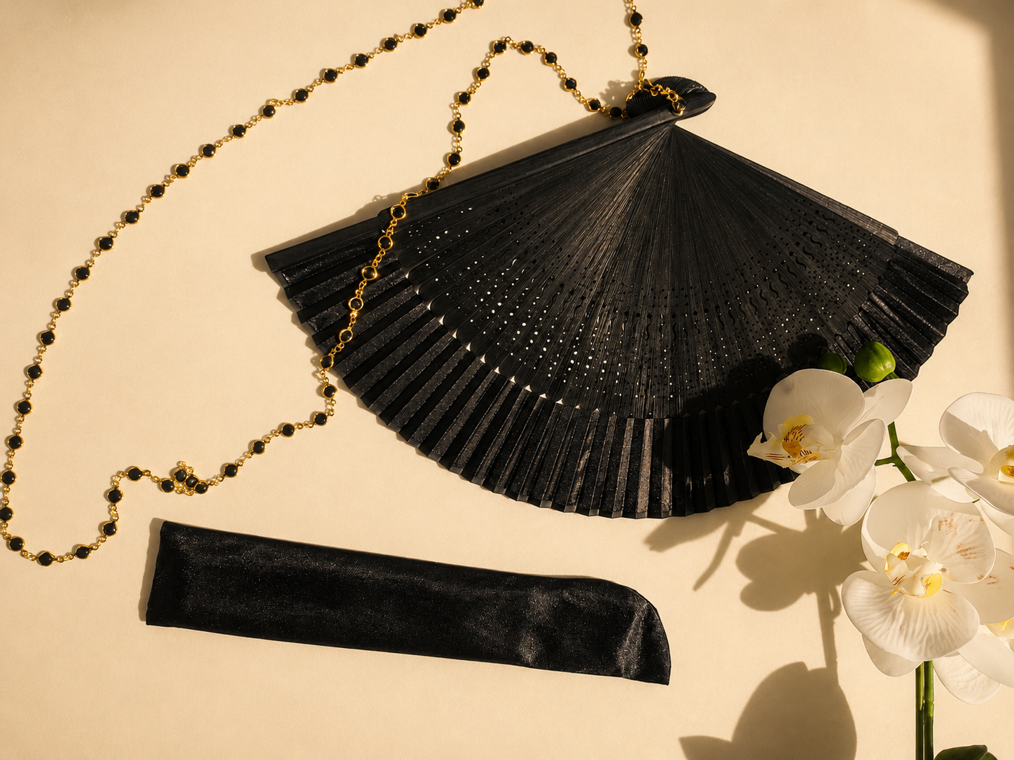Abanico de Mano de Bambú y Tela – Elegancia Natural y Estilo Minimalista ideal para eventos con piedras negras