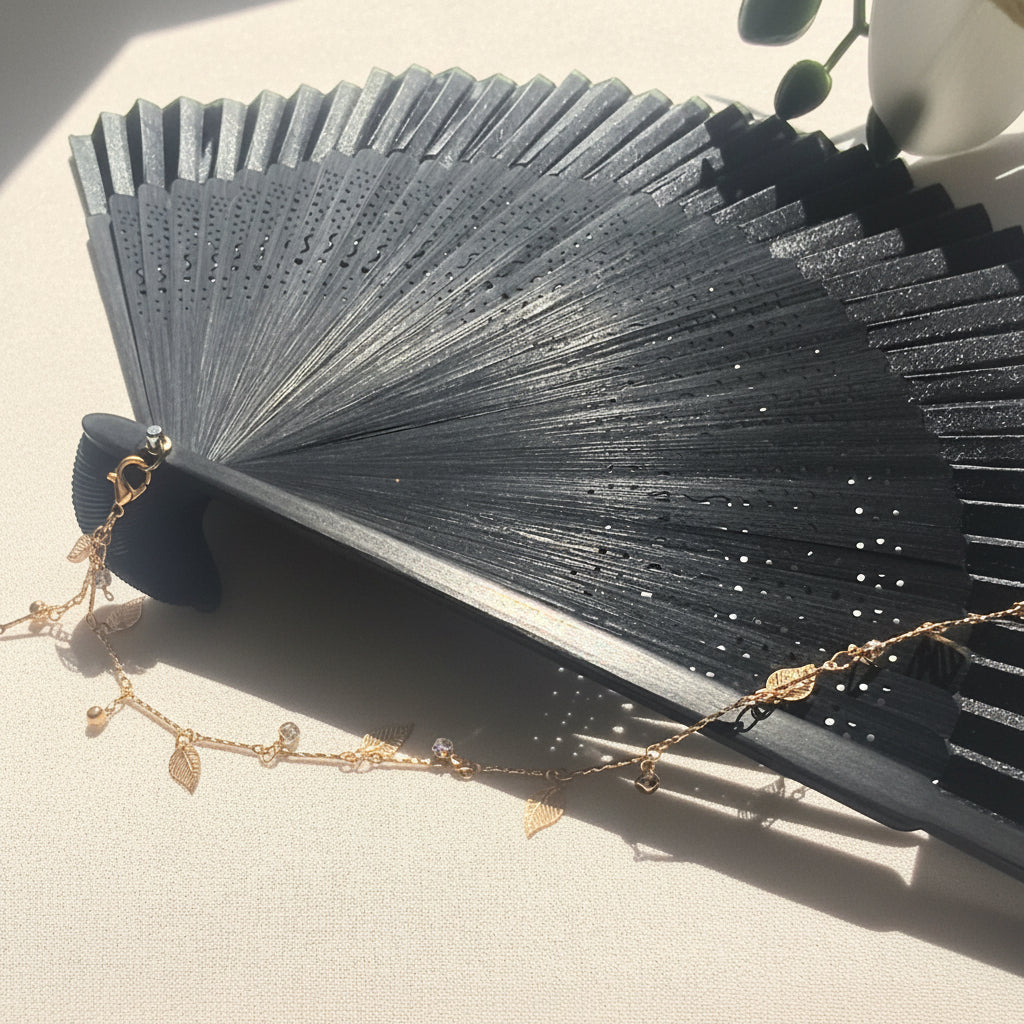 Abanico de Mano de Bambú y Tela – Elegancia Natural y Estilo Minimalista colgante dorado