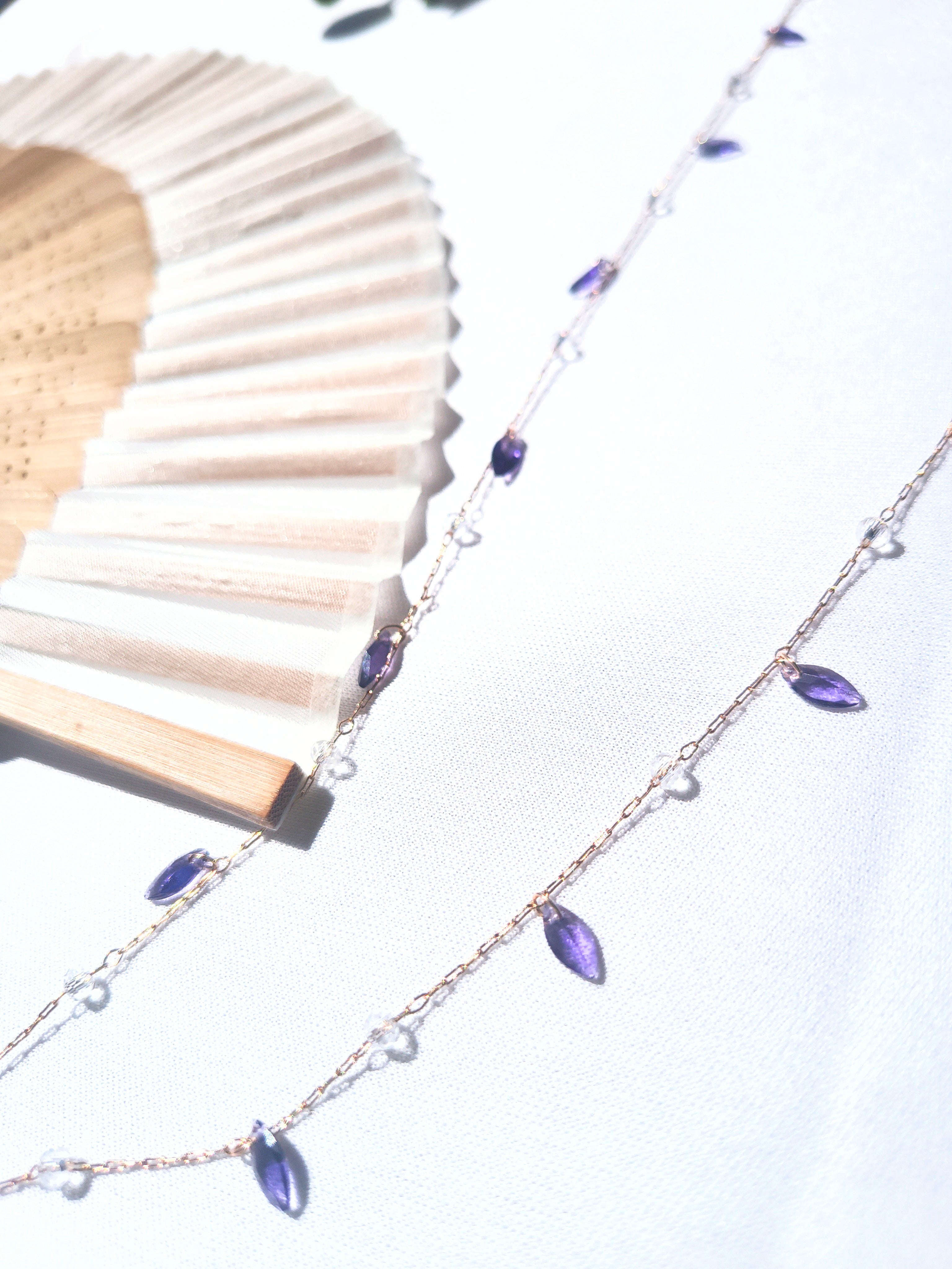 Abanico de Mano de Bambú y Tela – Elegancia Natural y Estilo Minimalista collar piedra natural morado